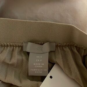 H&M khaki colored skirt/ size M